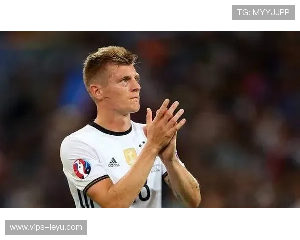 托尼·克罗斯：德国中场大师的技术与智慧