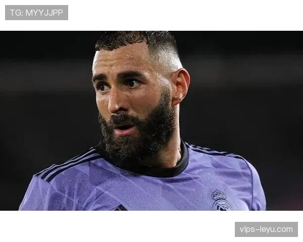 本泽马与伊瓜因的战术角色差异：全能前锋vs终结专家