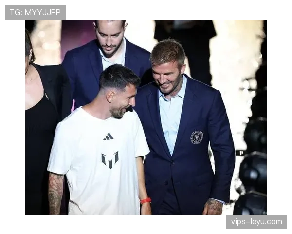 贝克汉姆抱娃自拍，随手一杯果汁的价钱比我月供还高